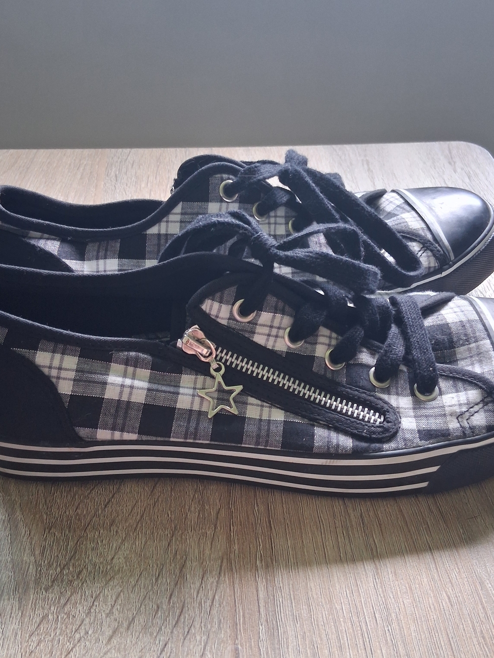 Plaid Black and White Lace-Up Sneakers Women's Size 10 BNWOT - Picture 2 of 6